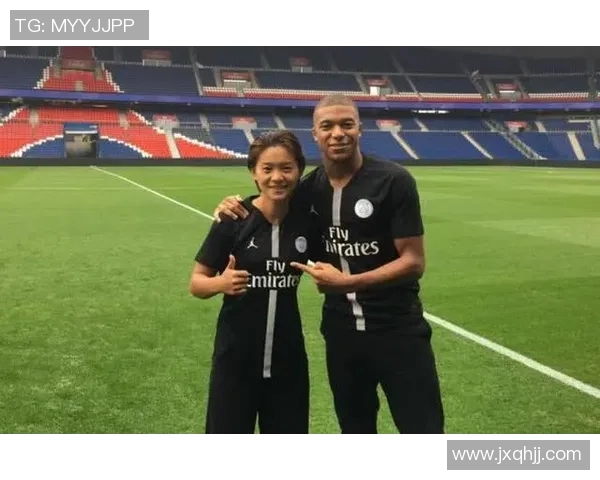 足球明星亲签盲盒限量发售体验你的偶像之旅与球迷互动的完美选择